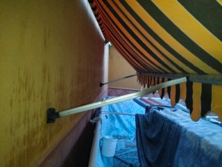 Toldo enrollable rayas marrón y amarillo
