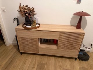 Cómoda de salón de madera con cajones y puertas