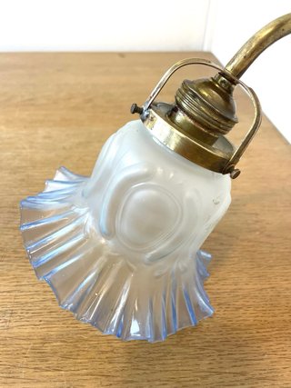 Antiguo aplique Modernista de latón y cristal