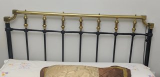 Cama antigua forja metal negra y dorada