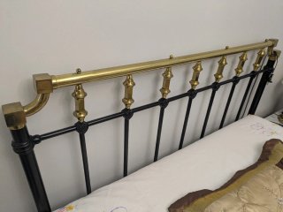 Cama antigua forja metal negra y dorada