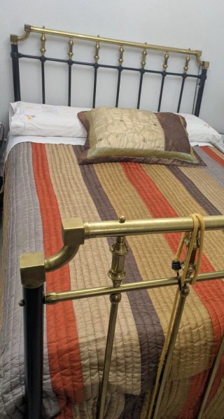 Cama antigua forja metal negra y dorada