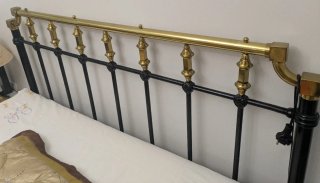 Cama antigua forja metal negra y dorada
