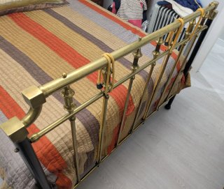 Cama antigua forja metal negra y dorada
