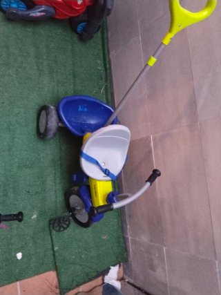 Triciclo infantil azul y amarillo