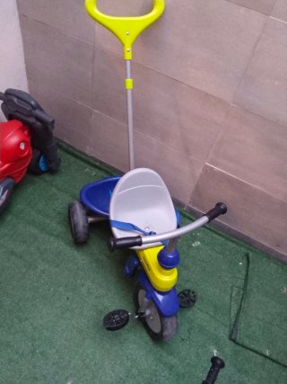 Triciclo infantil azul y amarillo