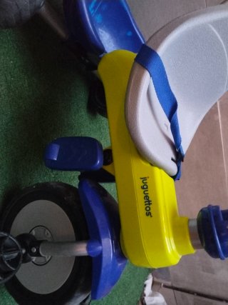 Triciclo infantil azul y amarillo