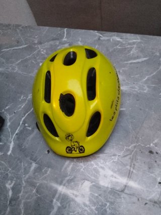 Triciclo infantil azul y amarillo
