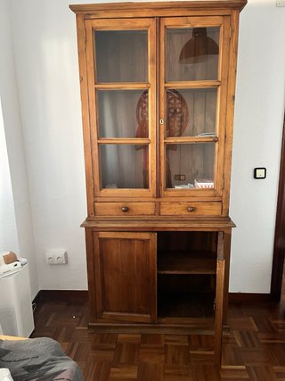 Alacena antigua de madera y cristal
