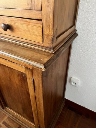 Alacena antigua de madera y cristal