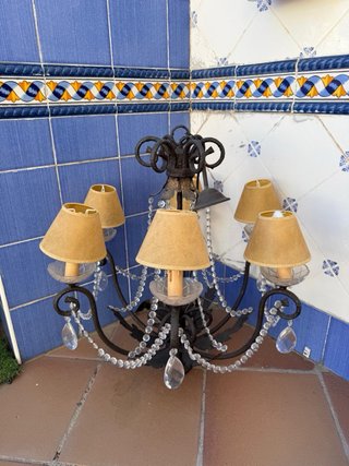 Lámpara de hierro forjado con pantallas y cristal