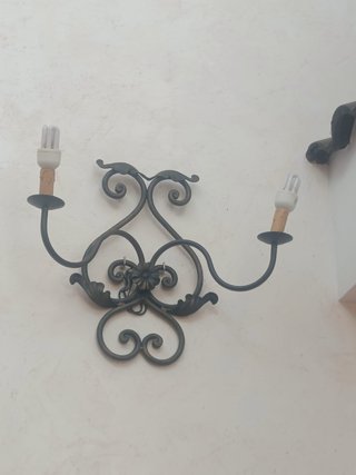 Lámpara de pared de metal negra