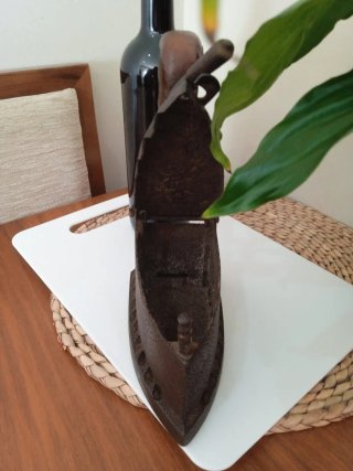 Antigua plancha de hierro con mango de cuero