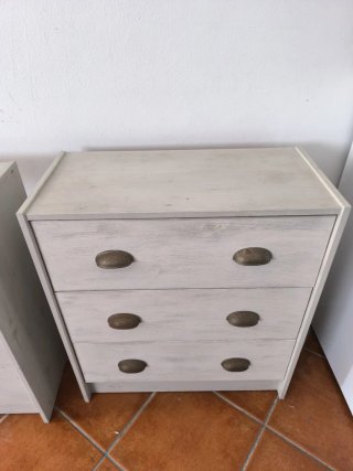 Cómodas de madera blancas y beige