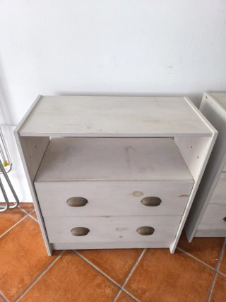 Cómodas de madera blancas y beige
