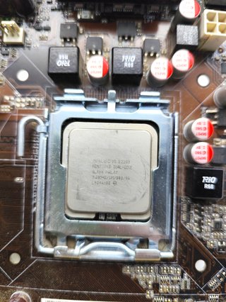 Scheda madre ASUS P5KPL-AM + CPU Intel REGALO