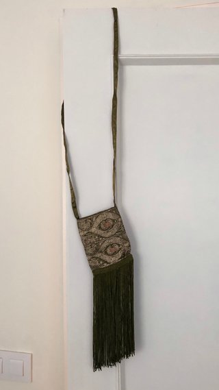 Bolso mini de tela con flecos verde