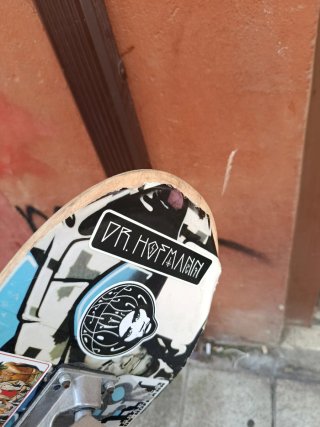 Monopatín con pegatinas