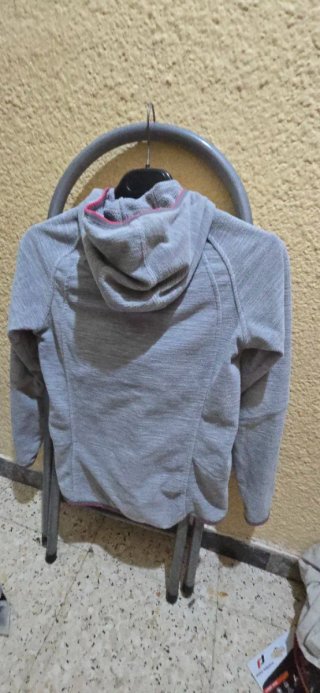 Ropa deportiva niña con capucha