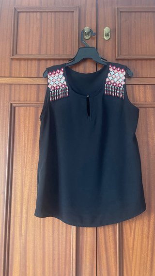 Camiseta sin mangas negra con adornos