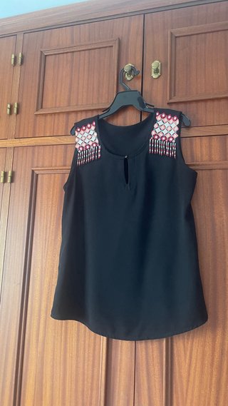 Camiseta sin mangas negra con adornos