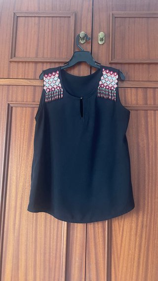 Camiseta sin mangas negra con adornos