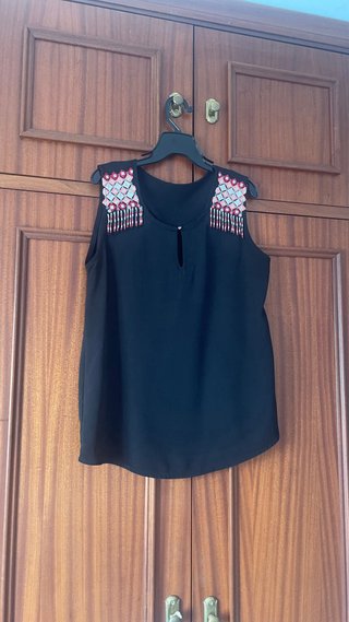 Camiseta sin mangas negra con adornos