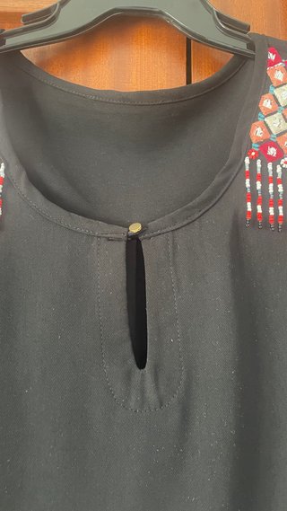 Camiseta sin mangas negra con adornos