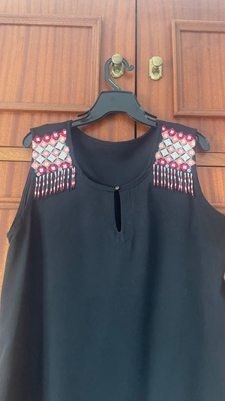 Camiseta sin mangas negra con adornos