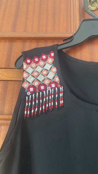 Camiseta sin mangas negra con adornos