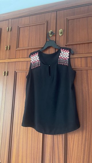 Camiseta sin mangas negra con adornos