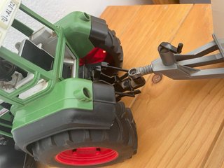Tractor verde con 2 volantes y enganche