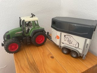 Tractor verde con 2 volantes y enganche