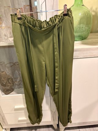 Pantalones verdes con cinturón