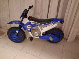Moto a batería infantil azul y blanca