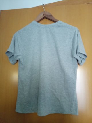 Camiseta gris con estampado YOUNG