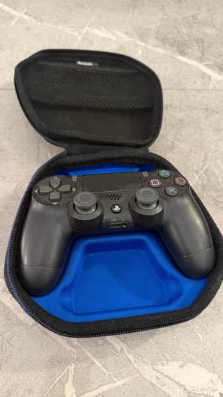 PS4 (Playstation4) con 5 juegos y funda para mando