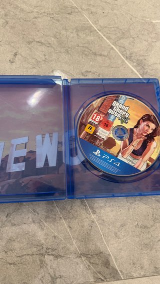 PS4 (Playstation4) con 5 juegos y funda para mando