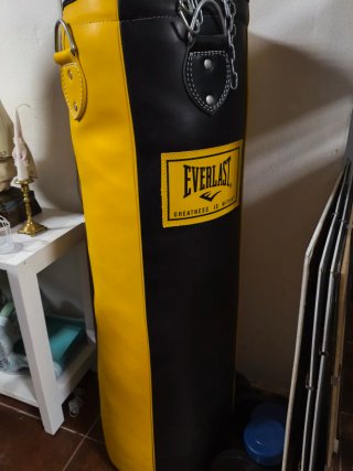 Saco de boxeo Everlast   Mide 1'10 y pesa bastante