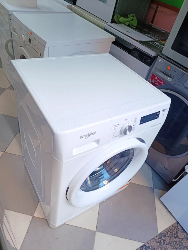 Lavadora 'WHIRLPOOL' 9kg Inverter Motor