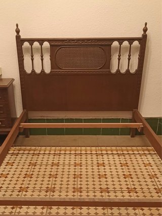 Cabezal de cama de madera y ratán cada uno 40€