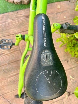 Bicicleta Mondraker Saltos + Pedales