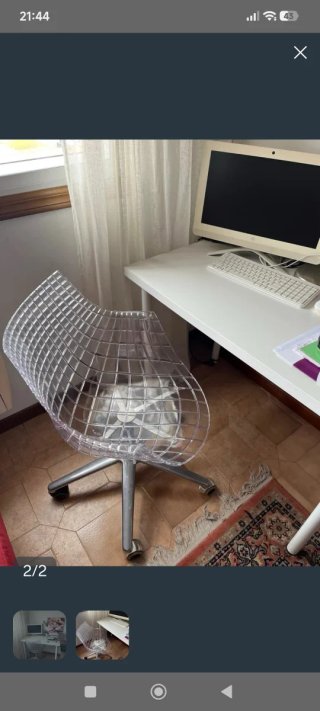 Silla de diseño transparente y escritorio blanco