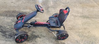 Kart a pedales con remolque rojo