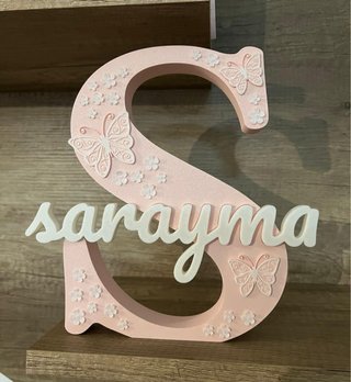Letra decorativa 'S' rosa con nombre Sarayma