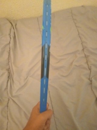 Raqueta de tenis de niño azul con funda negra.