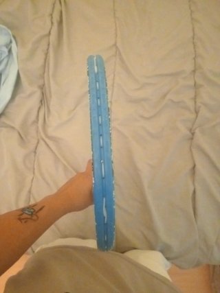 Raqueta de tenis de niño azul con funda negra.