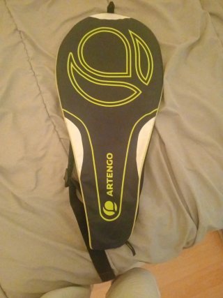 Raqueta de tenis de niño azul con funda negra.