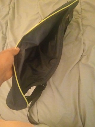 Raqueta de tenis de niño azul con funda negra.
