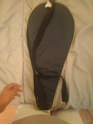 Raqueta de tenis de niño azul con funda negra.